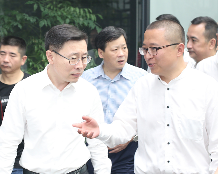 图1 杭州市委常委、宣传部部长戚哮虎（左）与6686体育入口董事长贾波（右）亲切交谈.png